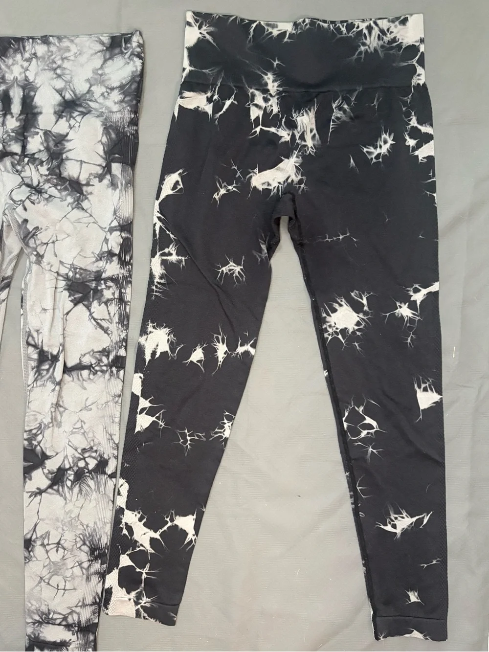 Bundle - Tie-Dye High-Waist Formfitting Butt Leggings with Butt Scrunch - M - Picture 3 of 4